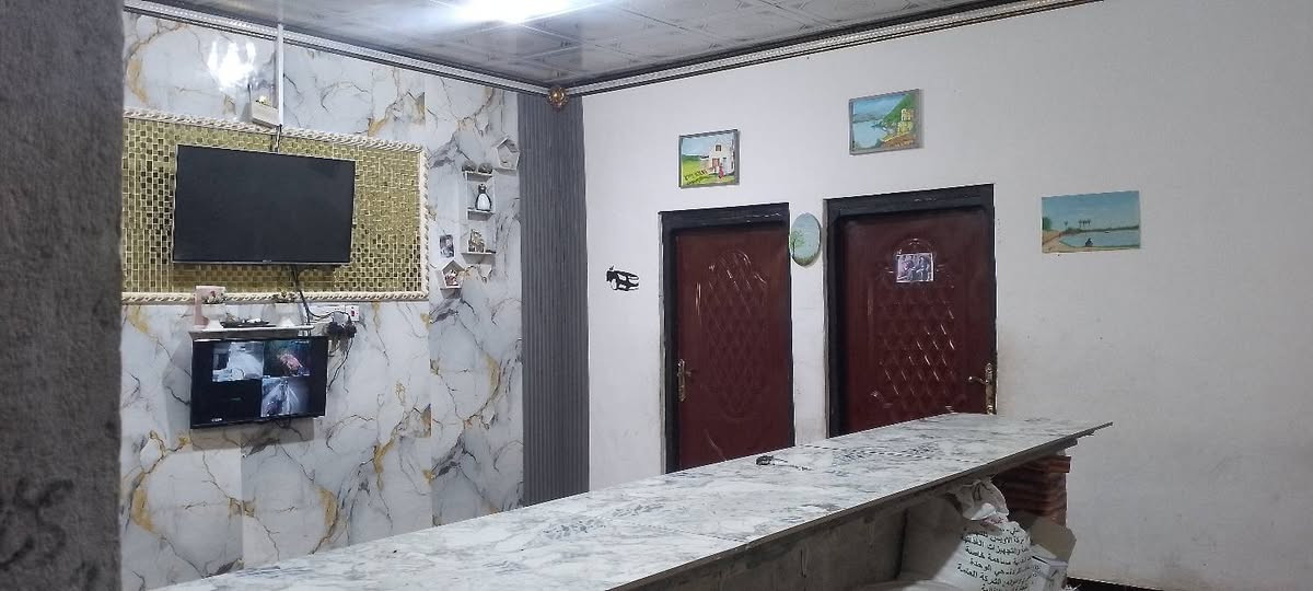 دار للبيع مساحة 200 زراعي سند 25 عراقي
يتكون الدار من ...
غرفتين 
وصاله ومطبخ حراري وبارد مفتوح على الصالة
وكلدور 
وصحيات
ودوانية خارجية
ومخزن وتواليت خارجي
وحديقة 
التفاصيل أكثر تعال واتساب ***********
السعر 38 وبي مجال ...
