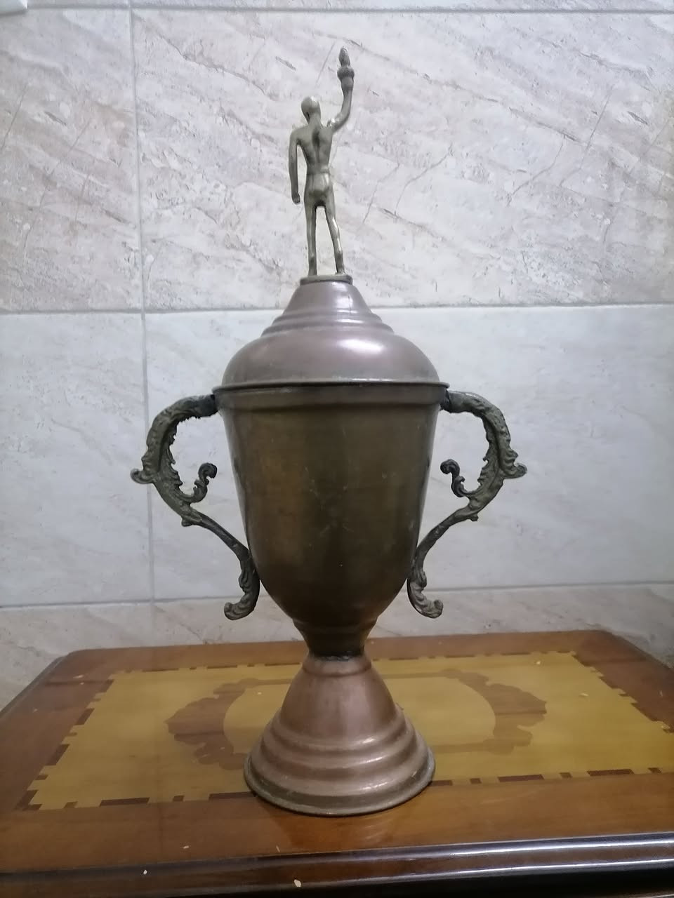 السلام عليكم ورحمة الله وبركاته جبنالكم تحفه فنيه احلا كأس مل ايام زمان ارتفاع ٤٧ نحاس احمر للبيع السعر خاص مكان موصل يوجد توصيل كافه محافظة العراق وهذا رقمي *********** موجود واتساب علا هذا الرقم
