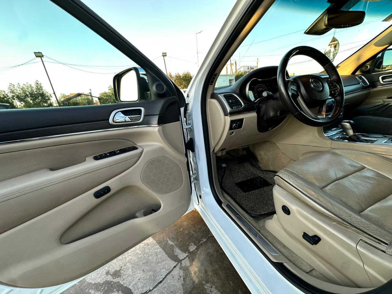 � للبيع | Jeep Grand Cherokee Overland 2018
فئة أوفرلاند

أعلى مواصفة – فخامة وأداء على أعلى مستوى

▪️ موديل: 2018

▪️ محرك: 6 سلندر 3.6L

▪️ كير: أوتوماتيك 8 سرعات

▪️ دفع: 4×4

▪️ اللون: أبيض

▪️ الداخلية: جلد فاخر

🔹 مواصفات كاملة:

– تعليق هوائي (Quadra-Lift)

– فتحة سقف بانوراما

– شاشة Uconnect

– كاميرا + حساسات أمامية وخلفية+ رادار 360

– ويل 20

– قيادة ناعمة وثبات عالي

– مناسبة للسفر والاستخدام اليومي

📌 السيارة نظيفة جدًا، استعمال راقٍ

📌 ما تحتاج شي

📌 جاهزة للفحص بأي مكان

📌 أوراق نظامية كاملة

🙋علما السياره معلايه موديل 2021 

💰السعر اتصل على الرقم اوتساب ***********
