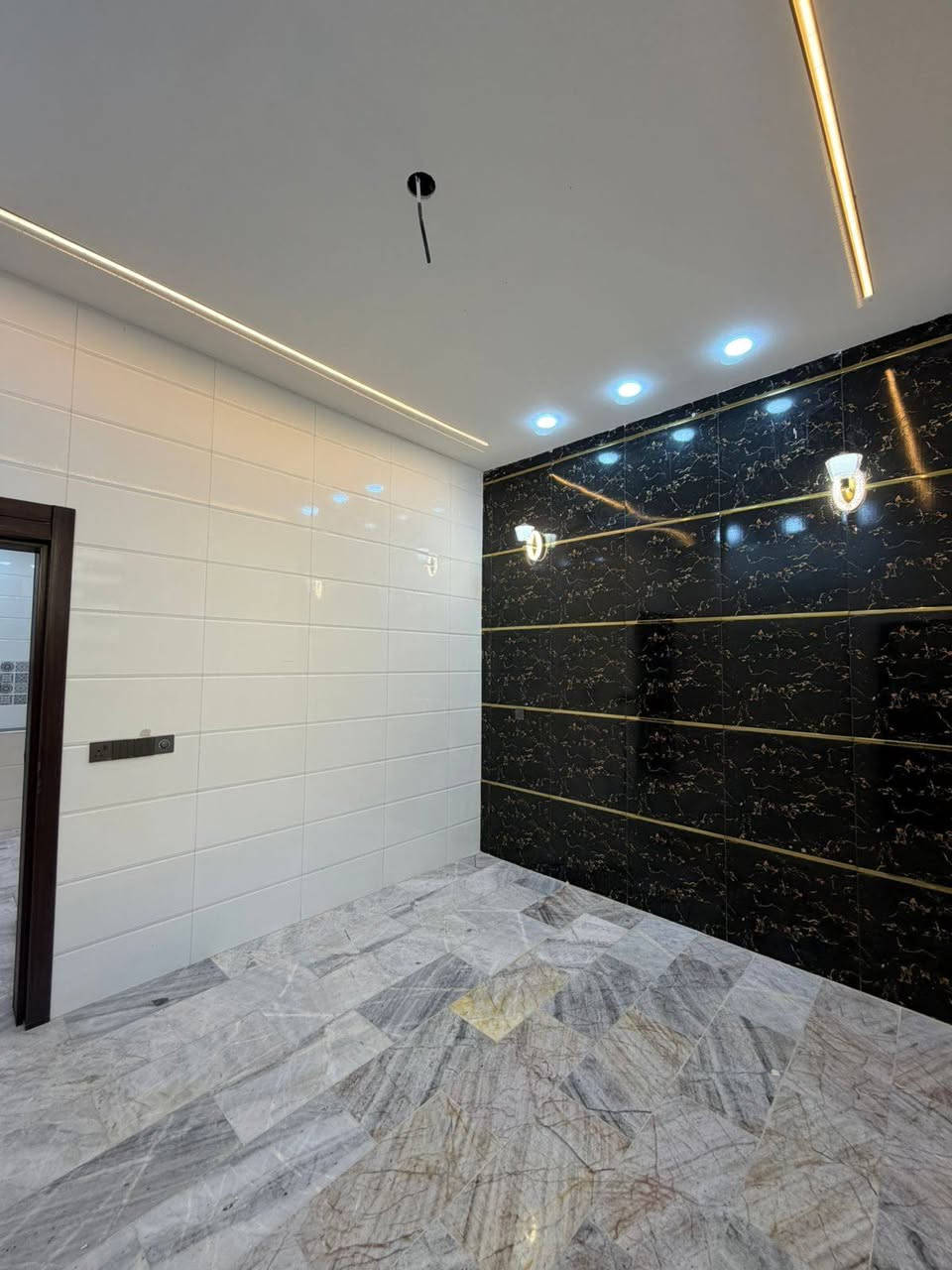 ⚜️  #للبيـــــــع في كربلاء ⚜️
✅ دار سـكـــــــــني   //   حديث درجة اولــــــئ

🔴 تفاصيل : العقار

🔴 المساحة : 50م

🔴 الواجهة : 4.500م

🔴 طابقين :

🔴 الملكية : طـــــــــــابو  ملك زراعي 

🔴 موقع جداً  راقي وهادئ وكافة  الخدمات متوفرة

🔴 تبليط +  صرف صحي  +  كهرباء  +   ماء  +  

🔴 #قيد_العمل_تسليم_مفتاح_كامل_زيرو

✅ طابق الأول

مدخل واحد  + صالة ضيوف + مطبخ واسع + مناور + صحيات عدد  1  + استقبال عدد 1

✅ طابق الثاني 

غرف النوم عدد  1  +   صحيات عدد  1    +   بيتونه  

+ سطح

⚠️ العنوان 

         كربلاء   //   حولي مستشفى الكفيل //   منطقة  حي الفتح

      مربع  الثاني خلف تاج مول 

_

إذا لم يناسبك هذا العقار، لدينا خيارات متنوعة 

تشمل منازل، وأراضٍ تناسب جميع الأذواق.

________

#لمعرفة ../    السعر #اكتــب   رقم   (  1  ) 

     

🟣👈  (   ليأتي  أليك  الرد  برسالة خاصة  📩   )

((  تعامل والتفاوض مع #صاحب  العقار   حصراً  ))

____________________

  زبائننا  الكرام بكم نرتقي ونتشرف بزيارتكم 

احصل على منزل أحلامك معنا، نحن مكتب عقاري 

موثوق ومتخصص في تلبية احتياجاتك السكنية

لاتتردد في زيارتنا او الاتصال بنا 

___________________________

للاستفسار أي سؤال ___________ الأتصال على 

الرقم 

( *********** )        

⁨

#دمتم__في__رعاية__الله
