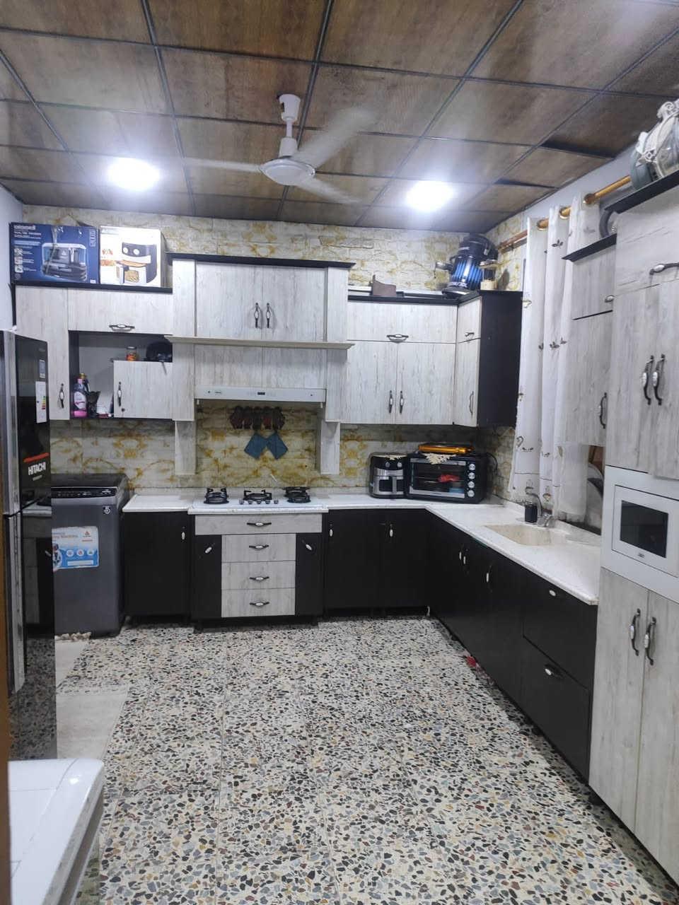 سلام عليكم بيت للبيع في حي البساتين المساحه125 مربع السقف مسلح الارض كاشي بيت مناقصه شي الشارع عريض مقرنص السعر65 
للاستفسار ***********
