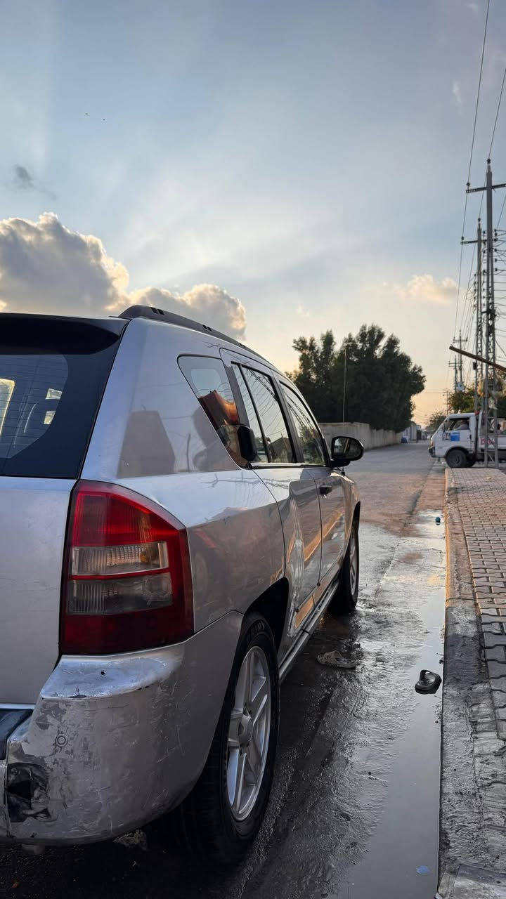 جيب كومباس
2008
لون سلفر
رقم بغداد 
مكفولة كفالة عامة
ماعده التبريد هو شغال بي عطل ماعرف شنو
السيارة عائلية ترهم 
شبابيه ترهم الغرفة مالتها واسعه 
محرك 2400 أربع سلندر 
السعر 60 وبيها مجال
***********
