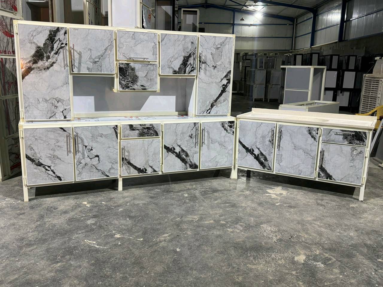 كاونتر ارضي وملحق مترين ونص

سنك  متر ونص  

الحجز والاستفسار  مراسله خاص
وين موقعكم بالضبط؟ يعني بأي محافظة/منطقة حتى الزبون يعرف منين يستلم أو يتواصل ويشحن.: 
بغداد متوفر خدمة توصيل باقي المحافظات
شنو السعر النهائي للكاونتر والملحق ويا السنك؟ وإذا أكو فرق بالسعر حسب اللون أو التصميم، شكد يكون؟: 
400 الف
الموديل هذا جاهز بمقاس مترين ونص للكاونتر و١.٥ متر للسنك، لو متوفر مقاسات ثانية بعد؟: 
نعم متوفر هذا المقاس 
التوصيل متوفر لو بس استلام من الموقع؟ وإذا توصلون، شكد أجور التوصيل وبأي مناطق؟: 
نعم متوفر توصيل بغداد ومحافظات 
بيكم حجز مقدم لو الدفع كامل؟ وكم مدة التجهيز أو التسليم بعد الطلب؟: 
مدة التجهيز بغداد خلال 48 ساعه 
اما محافظات مدة التجهيز من يومين الى 4 ايام 