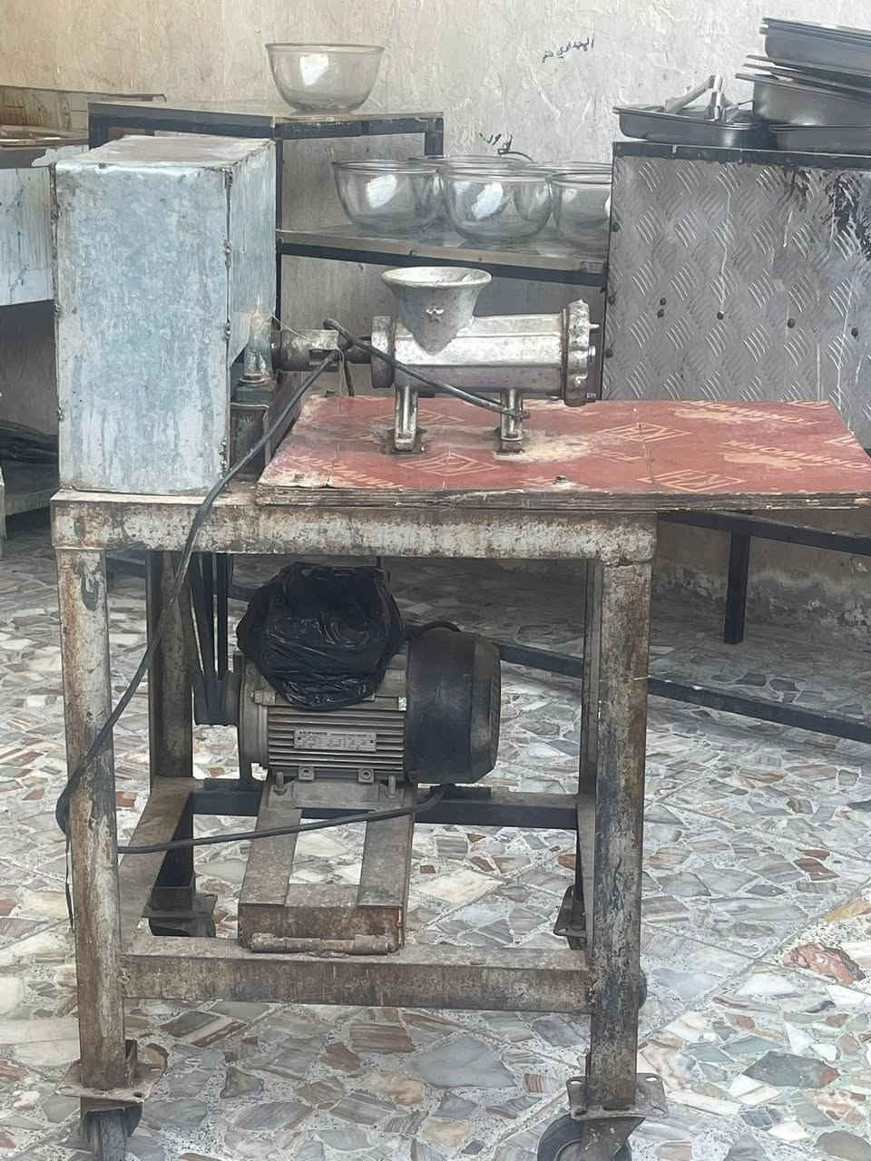 سلام عليكم غراض مال مطعم سعرهم شلع 850 شلع بيع مكاني الشعله لي يحب تفصيل أكثر يتصل ***********
