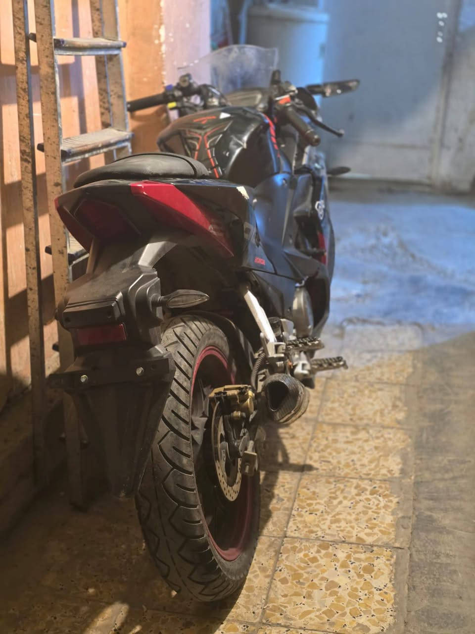 السلام عليكم دايوان r200كفاله عامه موديل ٢٥ للبيع او مراوس مكاني حي الجهاد  السعر مليون و٨٠٠ وبيهه مجال ***********
