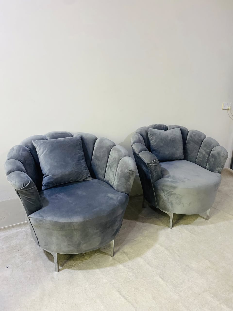 دوو تاک قەنەفە جۆکەر رەنگی رەساسی قوماش قەیفە قاچیان سلڤەر ئاسن. زۆر کوالیتیان بەرز و جوانە. نرخی هەردووکی ١٥٠ هەزار و مەعمەلە. شوێن کەلار 
***********
