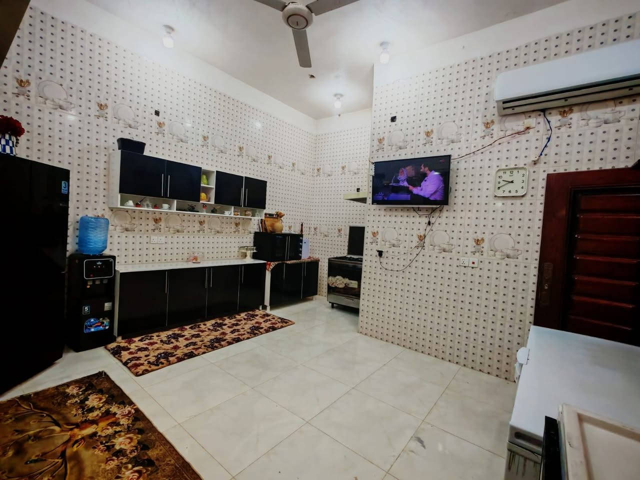 بيت للبيع مكان حي النفط ( مجمع البيادر) 

(مامطلوب حر)
البيت يحتوي على طابقين + شقه تشاريف + طابق ارضي كامل 
ويحتوي على صاله كبيرة مساحه  10× 6 + مجمع حمامات مساحه 2 ×5
ويحتوي على غرفه مساحه 5×5
ويحتوي على مطبخ مساحه 5×5
ويحتوي على منور مساحه 1×2
ويحتوي على براني مساحه 8× 4 ونص
ويحتوي سويت كبيره غرفه 4×11 + حمام داخلها 
ارتفاع البيت 3امتار و60 
طابق الثاني يحتوي على غرفه وحده سندويج مساحه 5×5
وغرفتان هيكل 
وصاله هم هيكل 
وشقه هيكل + تحتوي على درج وباب خلفي
شارع مبلط ومقابلينه خدمات 
مقابليه منتزه مستقبلاً 
ابحث عن بيت مراوس او بيع للتواصل على ***********
