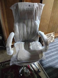 كرسي جلد مكتبي جديد صار اسبوع من اخذته نضافه 100%سعره 130الف من خذيته ...