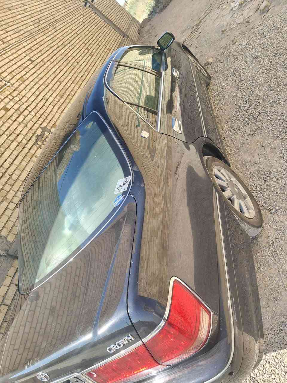 تقرير مفصل للبيع
🚗 تويوتا كراون 2002 – أسود – فول مواصفات – 4 دگم – كفالة
📌 معلومات عامة عن السيارة
الموديل: 2002
النوع: تويوتا كراون (الجيل S170)
اللون: أسود ملكي
الحالة: نظيفة جداً / جاهزة للاستخدام
عدد الركاب: 5 أشخاص
نوع الهيكل: سيدان فاخرة
الدفع: خلفي

⚙️ المواصفات الفنية
المحرك: 6 سلندر خطي (Inline-6)
سعة المحرك: 2.5 لتر أو 3.0 لتر (حسب الفئة) �
トヨタ自動車WEBサイト +١
القوة: تقريباً من 200 إلى 220 حصان �
トヨタ自動車WEBサイト +١
ناقل الحركة: أوتوماتيك
نظام الوقود: بنزين
استهلاك الوقود: اقتصادي نسبياً مقارنة بحجمها
💎 المواصفات (فول)
مقاعد خمل فاخرة
تحكم كهربائي كامل بالمقاعد
نظام تبريد وتدفئة
شاشة / مسجل أصلي
نظام صوتي عالي الجودة
تحكم بالمقود (ستيرن)
مثبت سرعة (بعض الفئات)
زجاج كهرباء + مرايا كهربائية
نظام ABS + وسائد هوائية
🛞 الإضافات
4 دگم (رنجات رياضية) تعطي شكل رياضي وجذاب
لون أسود لامع يدل على الفخامة
ديكور داخلي خشب فاخر
🛡️ الكفالة
السيارة مضمونة (كفالة) من حيث:
المكينة
القير
الشاصي
(حسب اتفاق البائع)
👍 المميزات الرئيسية
راحة عالية جداً في القيادة (مناسبة للسفر)
عزل ممتاز للصوت
ثبات قوي على الطريق
مكينة قوية ومعروفة بالتحمل
⚠️ ملاحظات مهمة
السيارة بأسمي ترقيم جديد قرار 102 

الشراي يتصل على ***********
