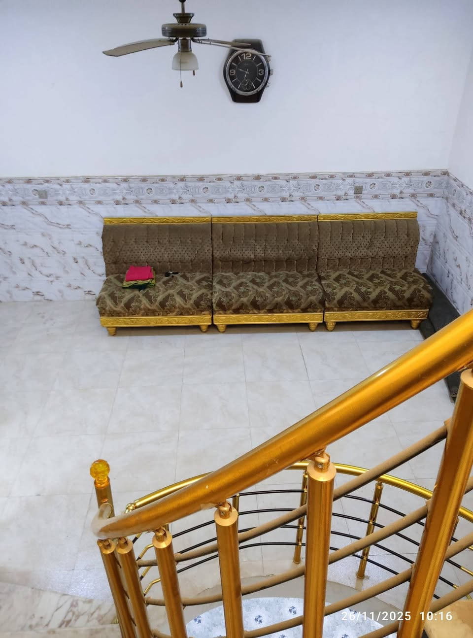 اللهم صل على محمد وآل محمد  
تحيه أحترام وتقدير لمسؤول الكروب
من رخصة الاعظاء المحترمين 
#دار،-للبيع- موقع- مميز-  الديوانيه   الاسكان- حي الزهراء قرب مكتب سيراميك سيد علي الزاملي
مساحه 150متر واجهه 7,5 كونكريت مسلح ثلاث طوابق 
الطابق الاول. غرفة نوم نضام سويت ومنزع وصحيات صاله كبيره مطبخ مناور براني كراج سياره صحيات خارجيه مجهز بمنظومه تحت الارض لمعالجة الافات
الطابق الثاني. غرفتين نوم صاله كبيره صحيات 
الطابق الثالث. صاله كبيره تصلح غرفه + سطحين 
بناء جديد وحديث 
الاستفسار. الاتصال عل الرقم *********** 
او مراسله عل الواتساب
علما ان العقار مطلوب ٣٨ مليون للمصرف الدار فارغ جاهز للسكن
