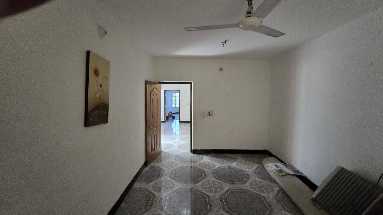 🏠دار للبيــع🏠
🟥التفاصيــل👇
🟥المنطقة : حي المعلمين الجديد شارع البطاقه الوطنيه خلف أفرن صمون الرحمن
🟥المساحة : ١٥٦م 
🟥طابو صرف بسمـي 
🟥يتكون من طابقين كل طابق مفصول عن الاخر 
💥 كل طابق يحتوي (صاله ،وغرفتين وحمام ،ومطبخ)
🟥 للاستفسار الاتصال على رقم الهاتف ***********
***********
