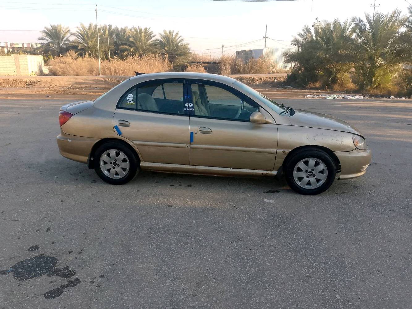 سيارة كيا ريو للبيع، اللون ذهبي، موديل جيد ومناسب للاستخدام اليومي. السيارة بحالة جيدة من الداخل والخارج وجاهزة للسفر.