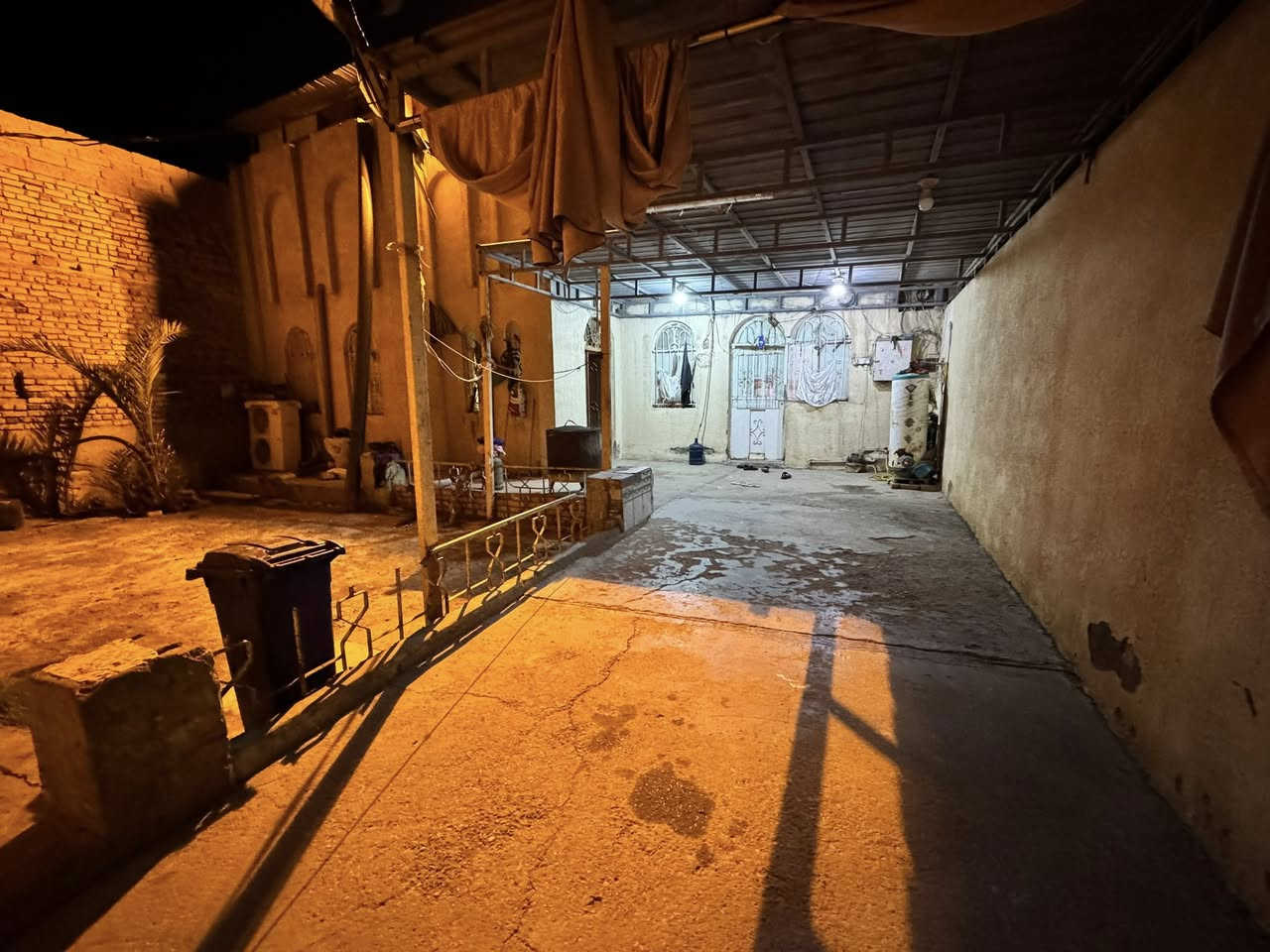 يا الله 

دار للبيع الماجديه مقابيل جسر مستشفى التركي 

المساحه 286 متر ركن مقابيل الشط 

الدار متكون 
من طارمه كبيره واستقبال كبير ومطبخ وصاله كبيره ومناور وصحيات داخليه وخارجيه 4 غرف نوم إضافه إلى ذلك الدار يحتوي على رصيف عشرين متر مقابيل المنزل 

الدار موقع مميز وهدوء 
السعر والاستفسار التواصل عبر الأرقام 
***********
***********

اخوكم ابو نور الدلال 

ادخل للحساب ناشر ابيوت ب أسعار مختلفه اي بيت ايعجبك راسلني أخلصه الك وتدلل

اعرض عقارك عندنا ودع لنا التسويق 

عنوان المكتب سيد جميل شارع 20 مقابيل أسواق امير
