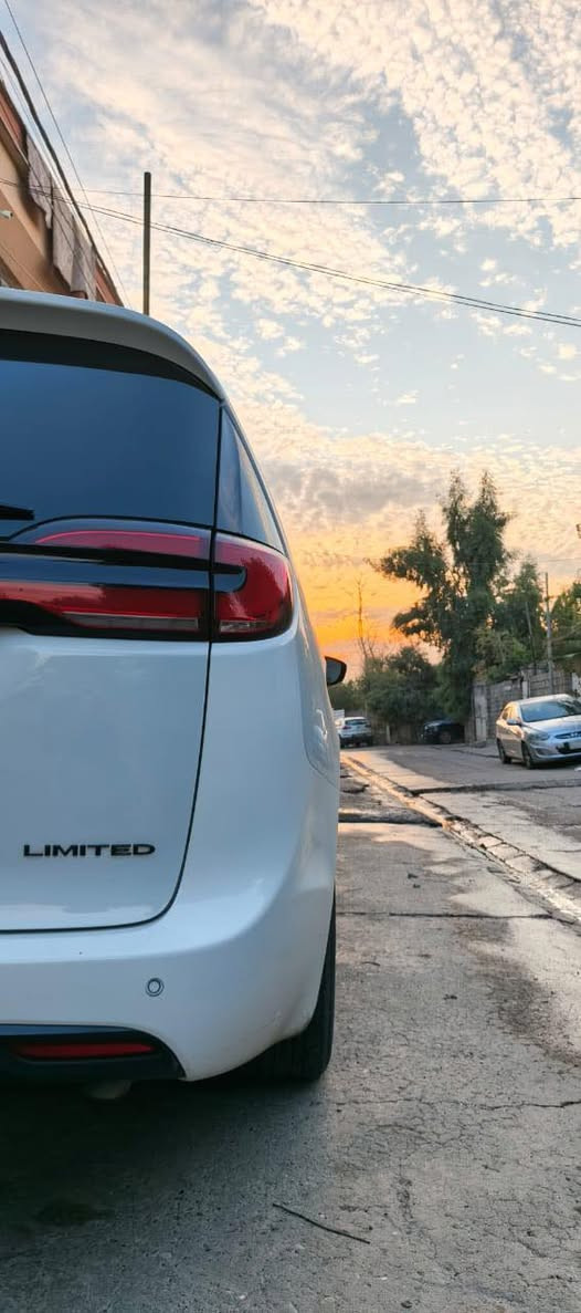 كلايسلر باسفيكا 2023 1/1فول 
                    لمتد فئة S
شاشة كبيرة سستم هارلم عربي
كاميرات داخل السيارة وخارج
مري متحركة مع كلوب ترحيب
سستم لد كلوب دشبول ابو 200$
بانورما السقف
ويل كب ومري كروم
طخم تايرات جديد
مكنسة 🧹 كهربائي
شاشات خلف السائق
كشنات امامي تبريد تدفئة
كشنات خلفي تدفئة
خزن كشنات 
كشنات جلد
ستيرن تدفىة
قطعتين تبريد
مليانة قطع شحن وHD
مليانة قطع كهرباء 12 و 24
بردات رباعي 
تظليل السيارة مع سنوية اربيل
مرقم اربيل
وبعد موصفات فووول ماشاء الله
الضرر
جمالغ الساىق مبدل اصلي ابيض
والباقي بل بوند وباب السائق موضح بلصور وعدت تصليح الظرر مرة ثانية بلموصل لاين شغل دبي معروف
مكان السيارة الموصل
ماشية 23 الف
السعر 310 دولار 
***********
