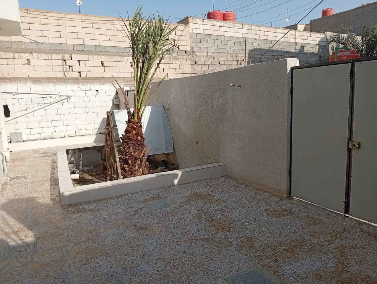 بيت للبيع
المساحة ٢٤٠
طابقين الرضي كامل 
والطابق الثاني هيكل 
ديوانيه ٦×٤....المطبخ ٤×٥
الهول الموزع ٧×٥
صحيات .....غرفتين ٥×٤
حديقه ١٢×٤
طابو زراعي .عراقي 
الرقم الأستفسار ***********
منطقة عويسيان ...قرب معمل بلوك الكوفه
