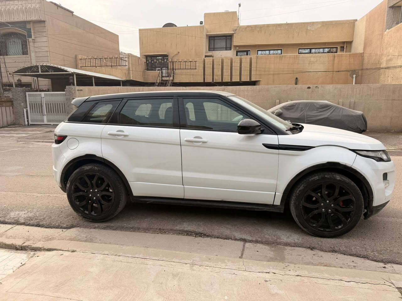 رانج روفر ايڤوك 2015  قفلهه 127 ورقه سونارهه وياهه وارد خليجي وكاله سردار
فول مواصفات
تبريد قطعتين
حساسات امامي خلفي
كشافات ضباب امامي خلفي
٥ بصمات تشغيل وبصمات ابواب 
محرك 2000 Turbo
اوتو بارك
اوتو ستوب
اوتو سايد بريك
لايت داينمك تحذير عند النعطاف 
جنطه كهرباء 
شاشه كبيره كامره بلاديه 
رادارات نقطه عمياء 
كشنات جلد لونين احمر واسود
كشنات كهرباء كشنات ميموري
مراة قلاب عند تغير الكير الى الوراء
قمارة بانوراما كاملة على طولها
مري شفط
ويل كب حجم 20
اشارات بالمراية
اربع انظمة قيادة طيني صخري صحراوي عادي
مانع انزلاق ومانع تزحلق
مانع انحدار جبلي
نظام سبورت للتسارع مع شفتات للقيادة خلف الستيرن
نظام كروز سرعة للطرق الخارجية مع امكانية القيادة باليد للبانزين والسرعة بدل استعمال الارجل
نظام التحدث مع السيارة للتحكم بالاوامر الصوتية للرايدو 
والمسجل
حساس ويل تحذير رقمي الكتروني 
كير مواس معه انضمت القياده 
تحكم ستيرن كامل جهتين
العنوان بغداد العامريه شارع المنظمه 
للاتصال *********** بغداد, العراق
