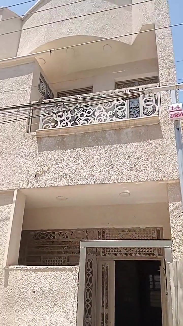 بيت 50م شارع احمد الوائلي
جاهز السكن ثلانه نوم 
سويت حمام مع خدمات ثلاثه
للتواصل الجبوري للعقار 
***********
