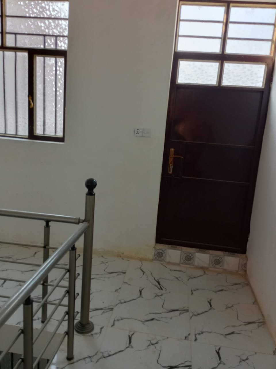 سلام عليكم 
دار للبيع مساحه 100 متر ( طابو ملك صرف )

يحتوي على 
استقبال 
ومطبخ هول 
و2 غرف نوم 
وصحيات 

متوفر كافة الخدمات 

الموقع بغداد الانتصار مقابيد مستشفى حماد شهاب طريفةق الشعب الحسينيه  
معلومات اكثر 📞📞
***********
