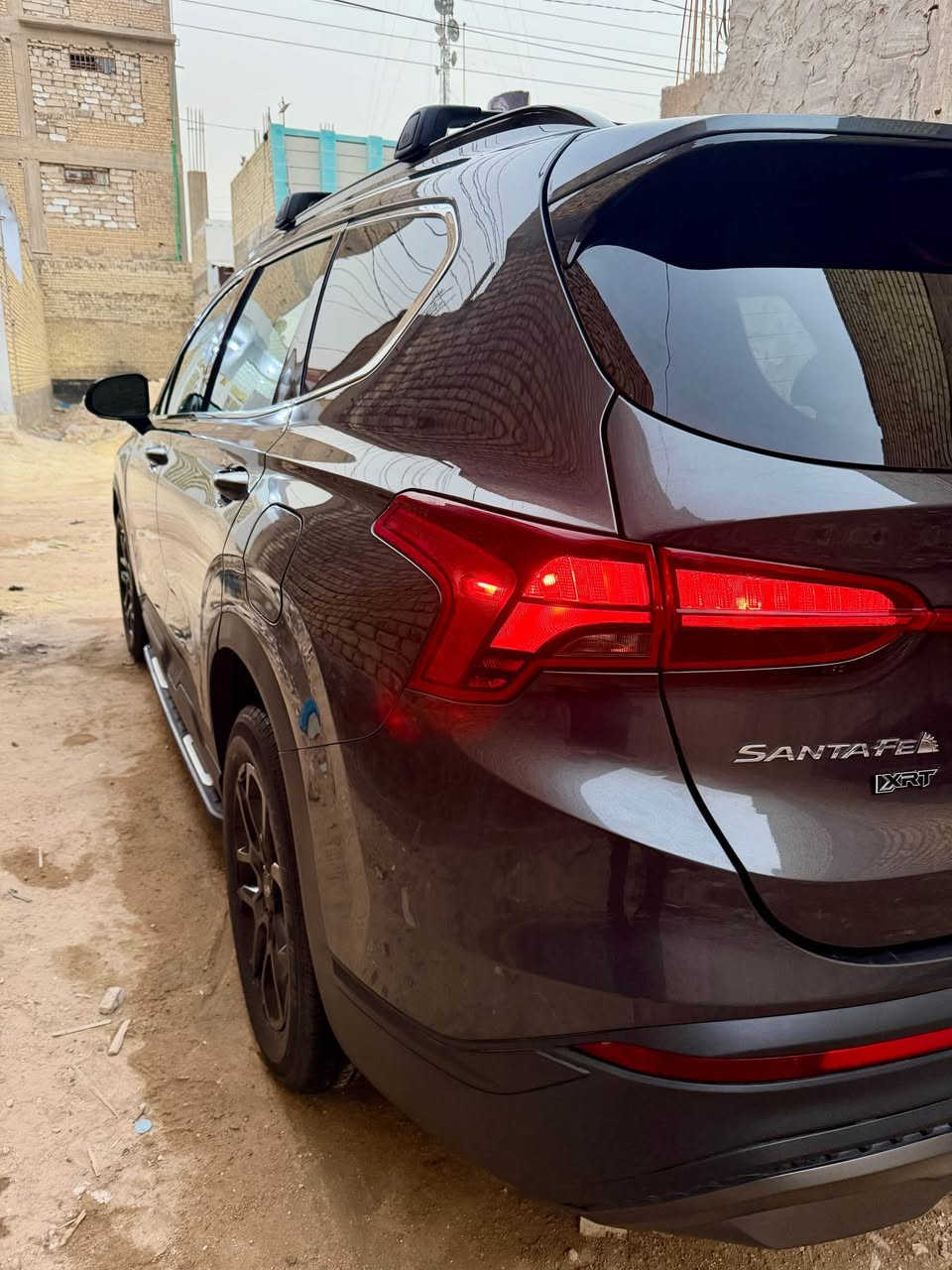 للبيع هيونداي سنتافي 2023 XRT 
• الموديل: 2023.
• الفئة: XRT (الإصدار الرياضي المميز).
• المسافة المقطوعة: 96,000 كم فقط.
• المحرك: 4 سلندر، 2.5L (اقتصادي وقوي).
• ناقل الحركة: أوتوماتيك 8 سرعات (دكم).
• التصميم الخارجي: شبك أمامي رياضي باللون الأسود، سكك سقف سوداء، ودعامات جانبية (Side Steps) أصلية.
• التحكم والقيادة: نظام Drive Mode (تغيير وضعيات القيادة: Comfort, Sport, Smart).
• الداخلية: مقاعد جلد فخمة مع تحكم كهربائي، شاشة لمس كبيرة تدعم Apple CarPlay و Android Auto.
• التقنيات: تشغيل بصمة، تشغيل عن بعد، رادار أمامي، رادار جانبي (نقطة عمياء)، وتحديد مسار.
• الإضافات: كاميرا خلفية دوارة، حساسات خلفية، شحن لاسلكي للهاتف، وتبريد/تدفئة مقاعد.
• العجلات: ويل كب XRT المميز قياس 18 إنش.
• السيارة نظيفة جداً وجاهزة من كل النواحي (كما موضح بالصور).
نوع الحادث: ضرر أمامي بسيط (كما موضح في الصور المرفقة من المزاد).
السيارة رقم بغداد بأسمي تحويل مباشر
مكاني النجف الاشرف
السعر 180 ورقة
*********** النجف, العراق

