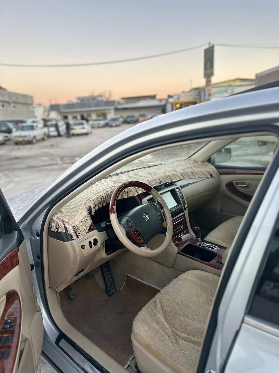 Shahina 
شاهینە 
سەیارەکە ساخە
مەکینەو گێڕی بچوک بە بچوکە 
سڵایدە
ئاوێنە کارەبای
٤ تایەو ویلی تازەی لە سەرە
تەبریت ساردو گەرمی بەسراوە 
سپێری دا نەگیراوە 
سەیارەکە بۆیاخی نیە
سەیارەکە یەک هەزاری مەسرەفی تیا نیە 
دەعامی بۆ دەعامی بە شەرت
نرخ ٧٧$ گەڵاو مەعامەلە
بۆ زانیاری زیاتر پەیوەندی بکە بە(***********)
