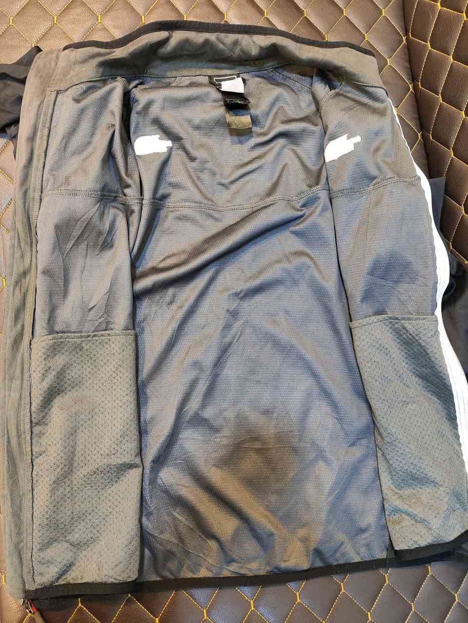 NORTH FACE 
باله اورجنال %100
نظافة %95
ترهم رجالي نسائي 
L القياس 
عرض صدر 58
الطول 62 
يلبس وزن 80 هالحدود 
يتوفر توصيل 6 الاف لجميع محافظات العراق 🚙


**إذا كنت صاحب هذا الإعلان وتريد حذفه لأي سبب، رجاءا أرسل رسالة إلى الدعم الفني**