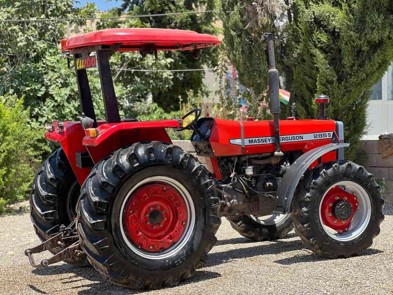 بەناوی خودای گەورە و میهرەبان.
تراک تۆر ئینگلیزی ئیستراد ئێران بۆ فرۆشتن مۆدیل ١٩٩٨ و بچم و  بۆنیدی بیلادییە و خۆمان بۆیاخ مان کردووە . کەمێ بوغاری هەیە بەس کەمە و پەمپی لۆکە کلاجی لۆکە سلفی لۆک . تراک تۆرەکە ماڵی دۆستە و بی کێشەیە . سعری ٩٢ گەڵا و مامەڵەیەکی برایانە. 
ژم. ***********
