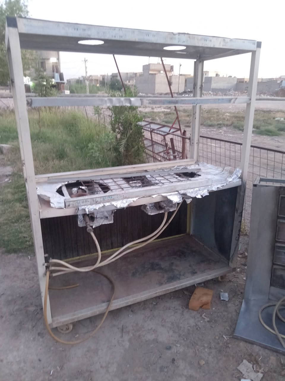 السلام عليكم مكينه شيش كص +ميز عارضة يوجد فيه ٣ طباخات السعر٢٠٠وبيهن مجال للاستفسار الاتصال على الرقم ***********
