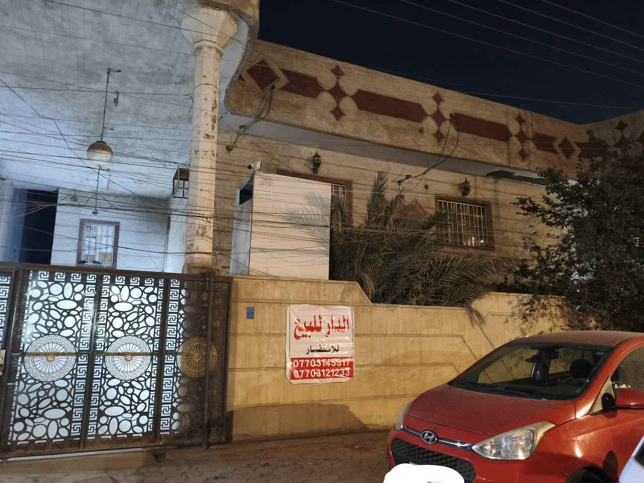 عقار للبيع مع ملحق مشتمل في الجبيلة قريب جدا على مول بصرة تايم سكوير يقع على شارع 25م باب دخول مول التايم المساحه الكلية للعقار تقريبا  400م2 .
تفاصيل العقار : واجهة20م وتقريبا نزال20م مكون من طابقين مع حدائق امامية وخلفية مع كراجين الاول يسع 2 سيارة والثاني 1 سيارة .
الطابق الاول : يحتوي على صالة كبيرة ومطبخ كبير وهول وغرفتين وصحيات . 
الطابق الثاني : يحتوي على غرفتين نظام سويت 
يوجد ملحق مشتمل في الطابق الثاني بمساحة 100م2 يحتوي على استقبال ومطبخ وغرفتين وصحيات . 
بناء الدار قديم ومرمم في سنة 2010 مع بناء المشتمل في سنة 2015 .
العقار يعد فرصة استثمارية كونه يقع في مركز المدينة ومنطقة راقية وقريب جدا على المول وعلى شارع تجاري عريض وقريب جدا على الشارع العام شارع دينار يكون مدرسة او روضة او مبنى شركة او سكن . 
لمزيد من التفاصيل الاتصال على الارقام التالية : 
*********** - *********** يتوفر واتساب .
