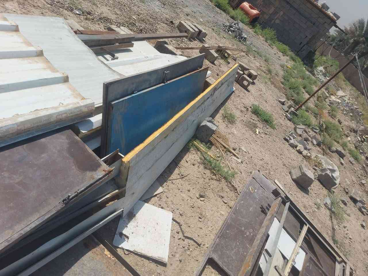 سلام عليكم شباب سكراب لبيع باب طلاكتين كامل سندويج طول 4 مترات تلاثه شبابيج بيبان حديد لتفاصيل ولسعر  تصل على هاذ رقم *********** مكان ابو غريب
