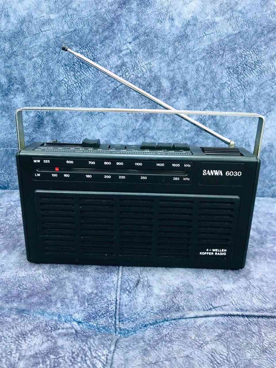 للبيع 📻
جهاز راديو من شركة SANWA🇩🇪
صناعة الجهاز المانيا 1985 
نظافة الجهاز 98 % جديد 
MODEL- SANWA-6030-Germany 
نظام الراديو  FM / MW / KW / LW 
كهرباء 220 V + بطاريات قلم عدد 6 
عرض الجهاز 25 سم رتفاع 13 سم 
سحب الراديو جداً جداً راقي صوت عالي 
للاستفسار اكثر مراسلة الصفحة 
وات ساب ***********
