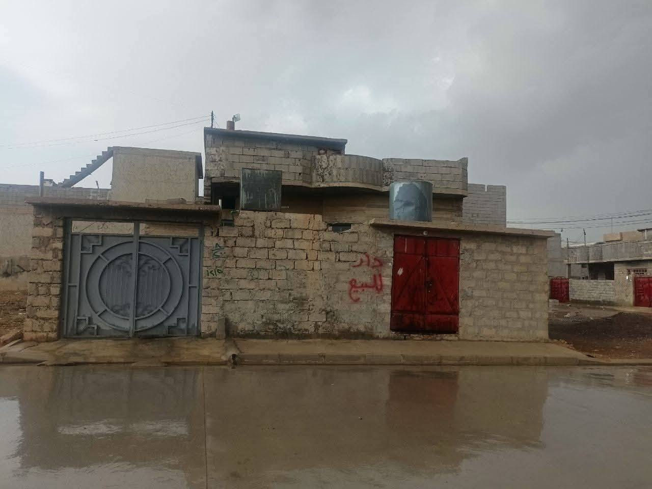 دار  للبيع #السعرمناسب
(الموصل حي العبور الأولى قرب جامع النجماوي)
المدخل اللاول
المساحة 200متر واجهة البيت 12ونص عمق 18الا ربع طابق واحد +دكان 4امتار مربع+غرفتين نوم  + استقبال وهول ومطبخ ومشتملات بيتونه كبيره اتجاه جنوب سند 25 وبيه كرت بلدية 
خدمات كاملة ماء كهرباء تبليط شارع 10 متر
للاستفسار الاتصال بالارقام التالية 
(***********)
(***********)
