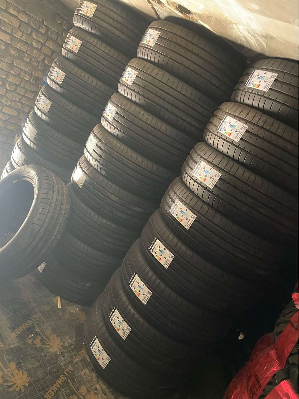 عرض لفتره محدوده اطارات كودير وكالة السياره الاصلي قياس 235/55/19 تاريخ الاطار نكدر انكول 2024 اله ايام فقط السعر 255 الف للزوج الواحد السعر السابق 325 الف 
بغداد مجمع المشن *********** بغداد, العراق
