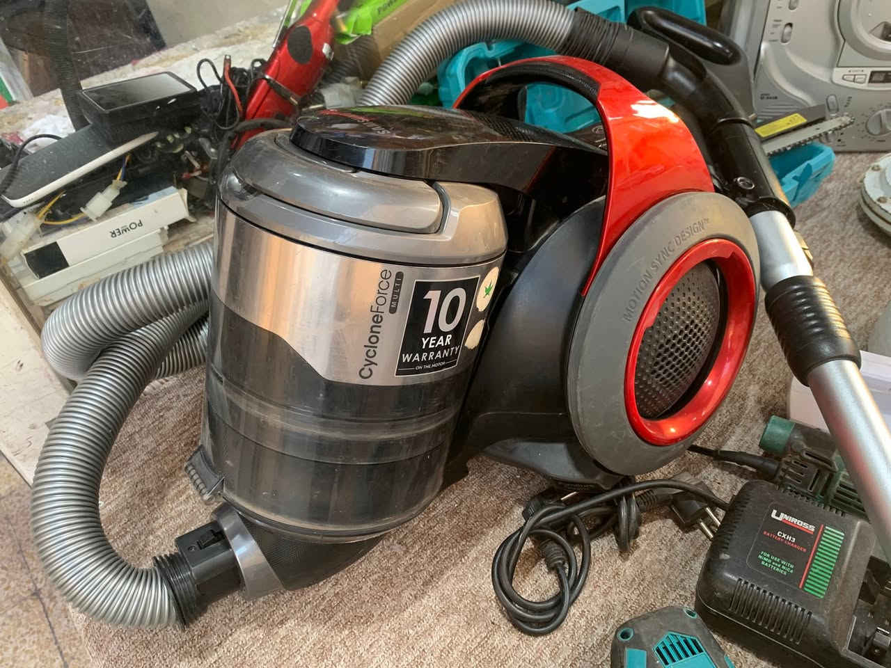 Samsung
Vacuum Cleaner
‎مكنسة سامسونج 
‎بتقنية التحكم ريموت كونترول من خلال المقبض  
‎موشن سينك (Samsung Motion Sync) باللونين الأحمر والأسود، تتميز بتصميم علبة لسهولة الحركة.
‎تستخدم تقنية (CycloneForce multi) لضمان شفط قوي ودائم من خلال حجرات متعددة داخلية.
‎تحتوي على حاوية غبار بسعة 2 لتر
نظافة 90‎%‎
متعددة السرعات بالتحكم بالريموت كونترول من خلال المقبض
السعر خاص 
علما سعرها بالموقع هو 119€


**إذا كنت صاحب هذا الإعلان وتريد حذفه لأي سبب، رجاءا أرسل رسالة إلى الدعم الفني**