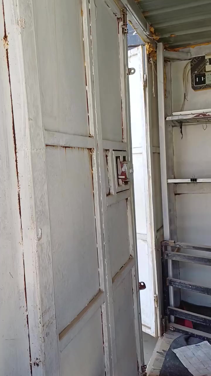 قياس ٣ × ٢ونص
شرط مايفوت نقطه ماي 

بي رفوف وكهرب مأسس كامل مع قمرية 

سقف جينكو ومخلي فلين وجادر فوق جينكو

وبابين ينفتحون الي مأشرين بل احمر 

مكاني موصل جانب الايسر


**إذا كنت صاحب هذا الإعلان وتريد حذفه لأي سبب، رجاءا أرسل رسالة إلى الدعم الفني**