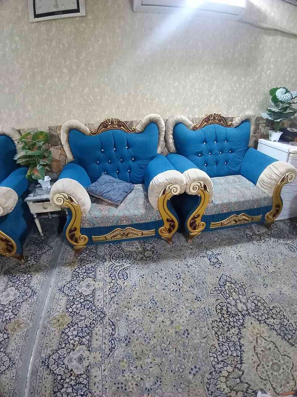 تخم ونص كرويتات.. تاج ملكي.. ١٤ مقعد مستعمل.. نظيف مكانه كربلاء حي العامل السوگ الاخير قرب مجمع ال باقر.. السعر ٦٠٠ مجال بسيط.. ت ***********
