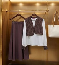 طقم تنورة • مطرز • مقاسات ٣٨-٤٨