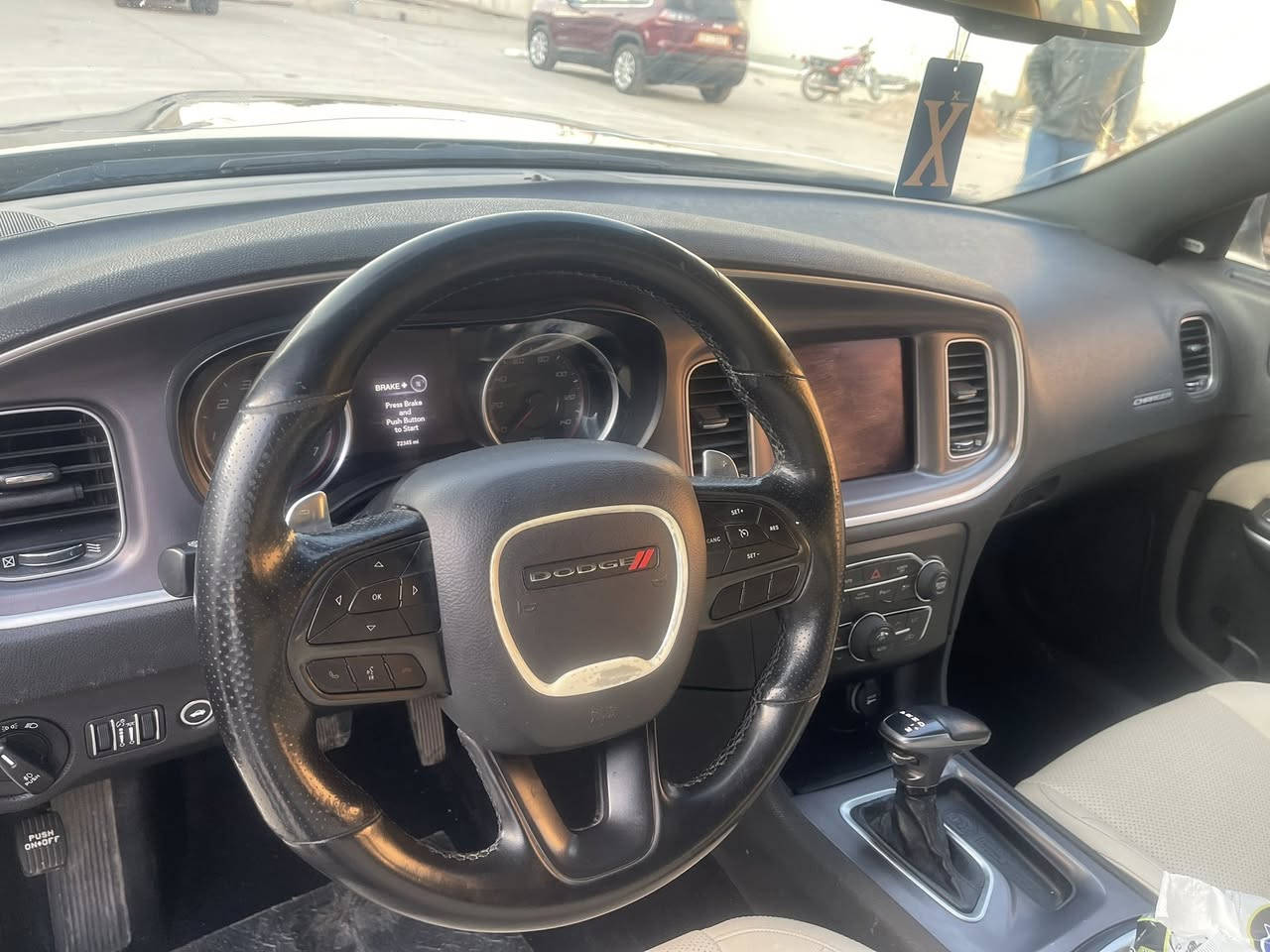 السلام عليكم 
جارجر GT موديل ٢٠٢٠ 
سعة المحرك 3600
ماشية 77 الف ميل
سيارة نظيفة بيها بعض الملاحظات مثل ما موضح بالصور
ايرباك مرجع سستم
العنوان ميسان
السعر ٢٠٥ 
رقم بغداد مشروع وطني 
للأستفسار ***********
