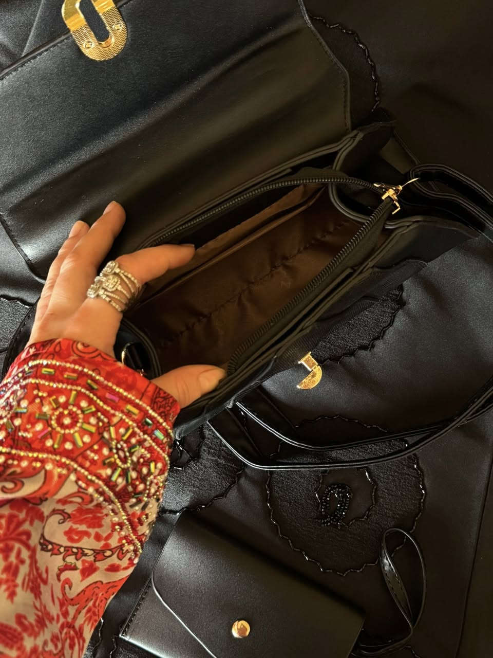 جنطه جديده بالعلامه اريد ابيعها سعرها٢٥ مع توصيل جلدها تكمه وسوادها فاحم وبيها جزدان


**إذا كنت صاحب هذا الإعلان وتريد حذفه لأي سبب، رجاءا أرسل رسالة إلى الدعم الفني**