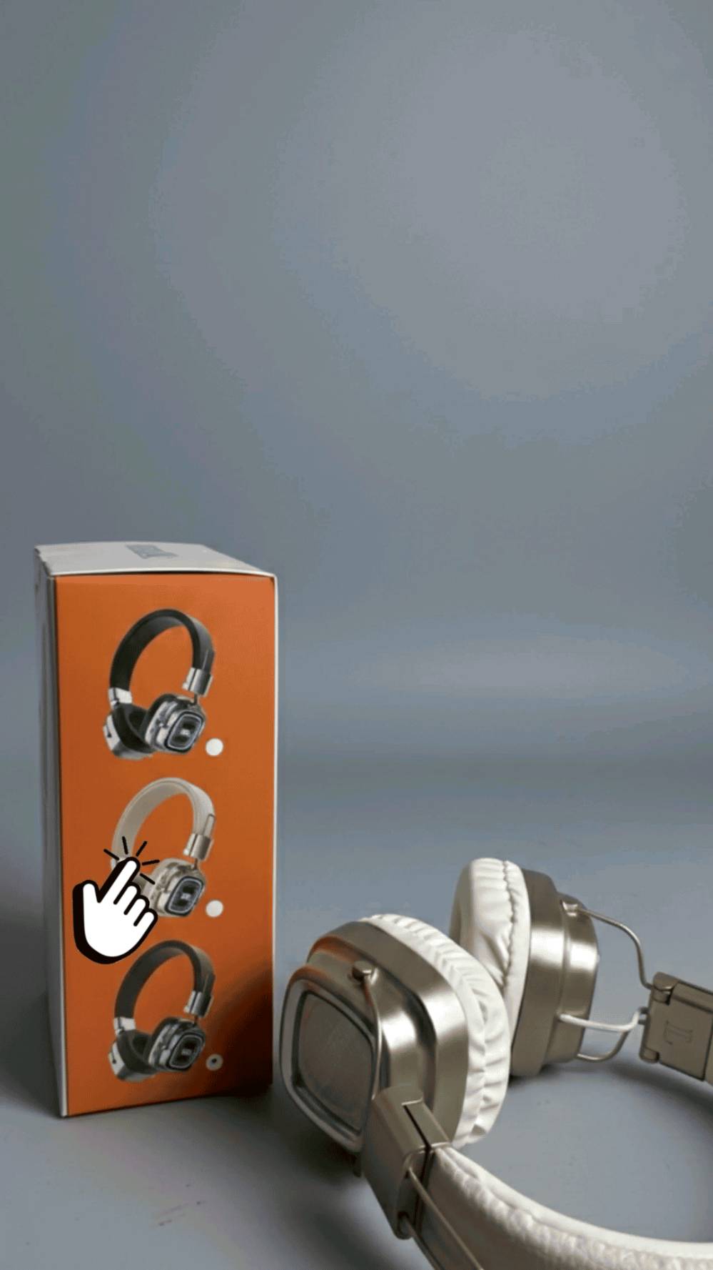 السعر 28 الف و التوصيل مجاني لكل المحافظات 

سماعة رأس بلوتوث JBL TUNE 440BT بإضاءة 3D LED – صوت Pure Bass

الاستخدامات:

الاستماع إلى الموسيقى بجودة عالية وباس قوي.

مشاهدة الأفلام والمسلسلات بصوت واضح ومحيطي.

إجراء المكالمات بدون استخدام اليدين.

الاستخدام اليومي في المنزل، العمل، أو أثناء السفر.

مناسبة للطلاب، الجيمينغ الخفيف، والتنقل اليومي.

المميزات:

تقنية JBL Pure Bass Sound لصوت عميق ونقي.

إضاءة جانبية 3D LED مضيئة بتصميم عصري جذاب.

اتصال Bluetooth V5.3 سريع وثابت.

تدعم Multi-Point Connection (الاقتران بجهازين بنفس الوقت).

بطارية بسعة 400mAh.

مدة تشغيل تصل إلى 40 ساعة.

زمن شحن تقريبي: ساعتين.

إمكانية إجراء مكالمات Hands-Free مع مايكروفون مدمج.

تدعم التحكم الصوتي.

إمكانية تشغيل عبر مدخل AUX.

منفذ شحن Type-C.

تدعم كرت ذاكرة TF.

أزرار تحكم جانبية (تشغيل، إيقاف، مستوى الصوت، تنقل بين المقاطع).

تصميم خفيف الوزن وقابل للطي.

وسادات أذن مبطنة ومريحة للاستخدام الطويل.

حجم الدرايفر: 40mm.

محتويات الصندوق:

سماعة JBL TUNE 440BT.

كيبل شحن USB.

دليل استخدام.

الملاحظات:

قياس الكارتون:

الطول: 16 سم

العرض: 7.5 سم

الارتفاع: 19 سم

تتوفر بعدة ألوان (أبيض، أسود، بني).

اللون والإضاءة يضيفان طابع مميز أثناء الاستخدام الليلي.

يفضل شحن السماعة بالكامل قبل أول استخدام.

أبعاد الكارتونة:

16 × 7.5 × 19 سم