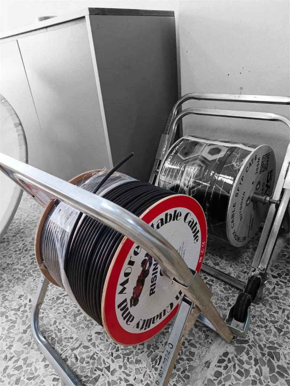 توفرت
حاملة بكرة👉
مصنوعة من حديد مجلفن قوي ضد الصدأ. 
تثبّت البكرة عليها وتخليها تدور بحرية أثناء سحب الكيبل.
 • تمنع تشقلب أو انزلاق البكرة على الأرض.
 • تسهّل عملية اللف والفك وتخليها مرتبة ونظيفة
السعر 27.000 🪻
للإستفسار تواصل معنا📞
📞***********
توجد خدمة توصيل📮🦋 خلال 24 ساعة
