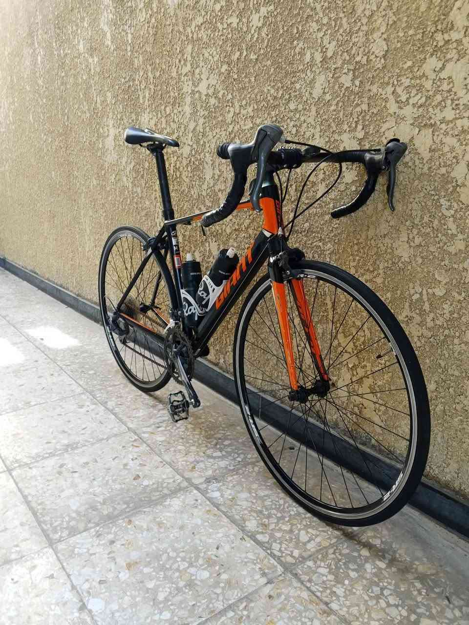 ‏🚴‍♂️ دراجة GIANT Defy 2016 للبيع 🚴‍♂️
‏
‏دراجة نضيفة جدًا وحالتها ممتازة، استعمال شخصي ومرتبة بالكامل.
‏
‏المواصفات:
‏
‏النوع: Giant Defy
‏
‏الموديل: 2016
‏
‏قياس الفريم: 53
‏
‏الحجم: Medium
‏
‏السستم: كلارس
‏
‏عدد السرعات: 2×8
‏
‏ستيرن: كاربون ماركة Eciosl
‏
‏ماشة: كاربون مختومة Giant
‏
‏ويالة: giant SR-2 
‏ 
‏تايرات: Kenda (مشدوّدات قبل فترة قليلة)
‏
‏
‏الملحقات:
‏
‏زوج مطاريات أصلية
‏
‏زوج قواعد مطاريات أصلية
‏
‏قاعدة عداد IGPSPORT
‏
‏بم رحال مختوم Giant
‏
‏عدة كاملة للبنچر
‏
‏چوب احتياط + رقعة
‏
‏
‏📌 ملاحظة: الدراجة ناقصها بايكر فقط.

‏💰 السعر: ( خاص )
‏📍 العنوان: ( بغداد )
‏📞 للتواصل: (***********)
