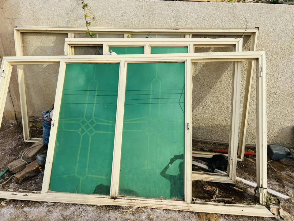 شبابيك المنيوم كويتي اللبيع العدد 3 ثنين 3متر عرض ارتفاع 150 واحد ثنين ونص عرض رتفاع 150 
للستفسار ***********
