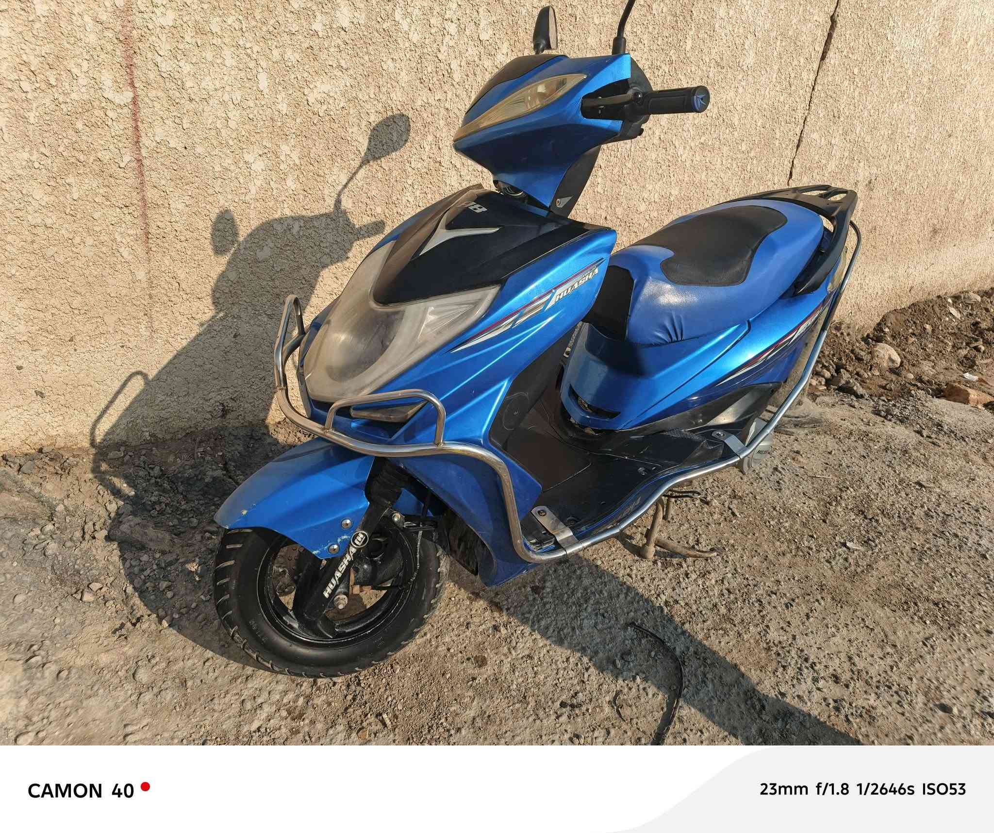 السلام عليكم 
سكنس صيني جديده صاليه اقل شهر من اشتريته الدراجه جديده كلش كلشي ما ناقصه وكلشي شغال اشاير وكلوبات وشرط سرعه ومعدل وشلعه السعر ولا ارخص 400الف وبيه مجال للستفسار اكثر انتصل عل رقم ***********
 المكان الديوانيه ✅👍🏻
