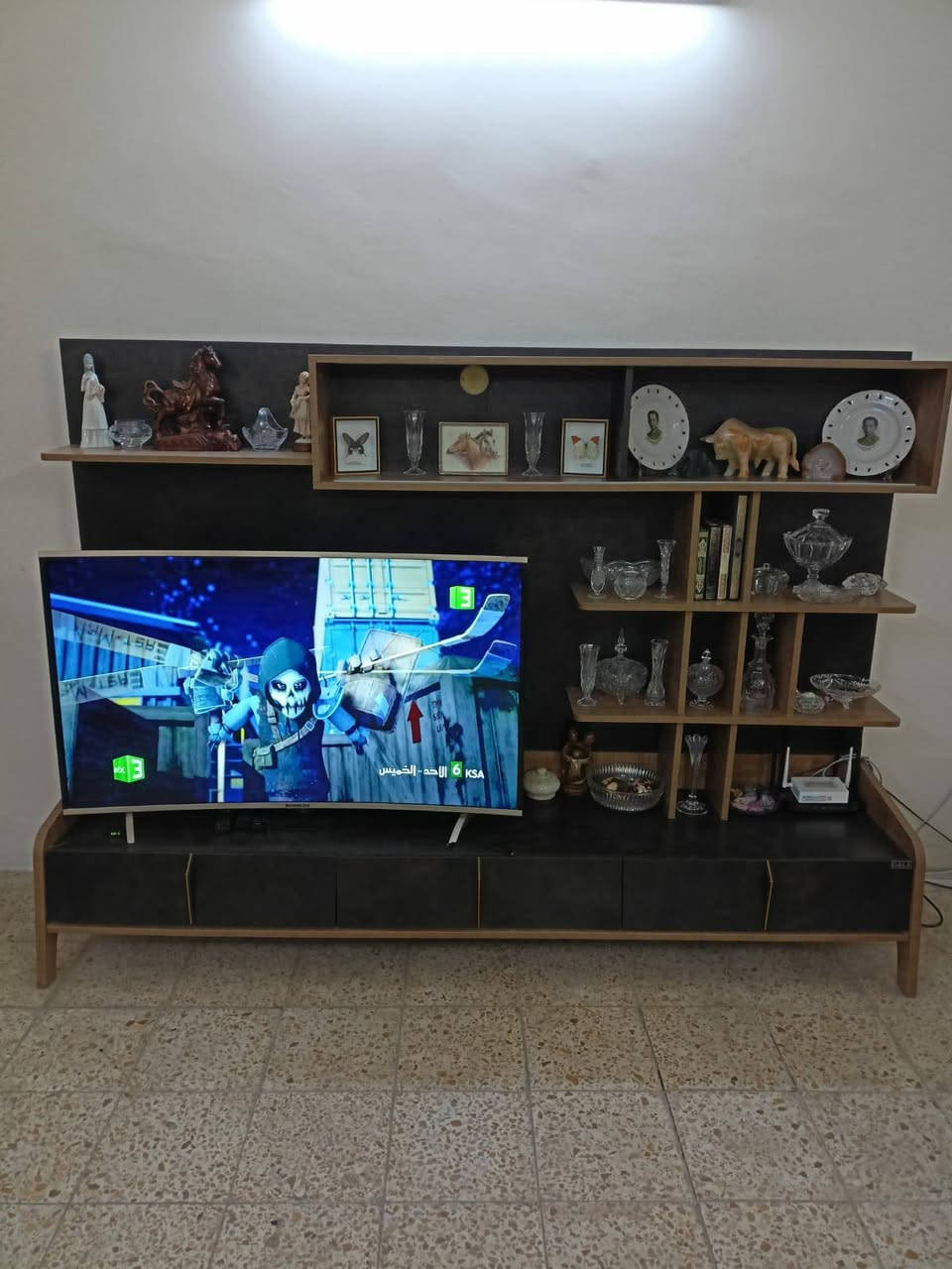 عندي بوفيه جدا جدا تكمه وثقيله مال الاول داخل وخارج صاج شغل نجار قديم ونظيفه السعر ٧٥٠ ومعرض تلفاز تكمه ٢٠٠  وميز طعام نظيف ١٧٥الاتصال بالرقم ***********
