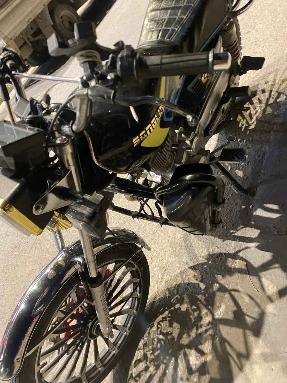 للبيع دراجه سونك موديل ٢٠٢٥دراجه شوفت عينكم جديدة ما صايرلهة شهرين من نزلتهة مكفوله مت كلشي تجي تفحص وتاخذ كامله ما بيهة اي نقص محرك 200cرقم الهاتف ***********
