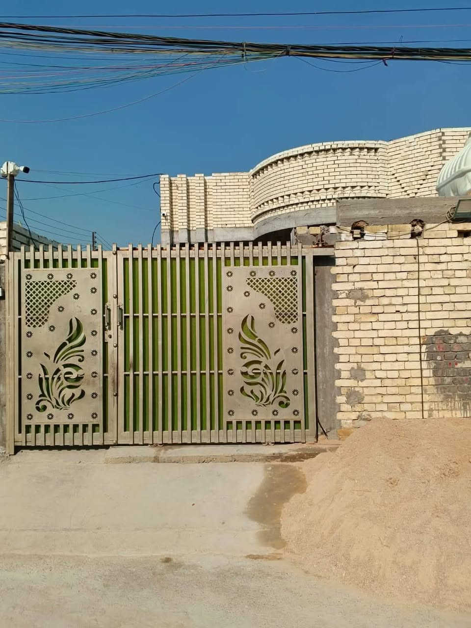 السلام عليكم بيت لبيع في حي دجلة مقابل حي النصر شارع معارض الحره  مساحه البيت 400متر وجه 13ونزال 30 خدامات كامله ماء كهربائيّ مجاري شارع 13متر بيت ركن يتكون من 3غرف نوم  وصاله 9امتار  استقبال 9ف4امتار  مطبخ 5في 4هول 5في 4كراج 10امتار مع حديقة 6في 4 السعر اتصل على الرقم *********** كافه الخدمات
