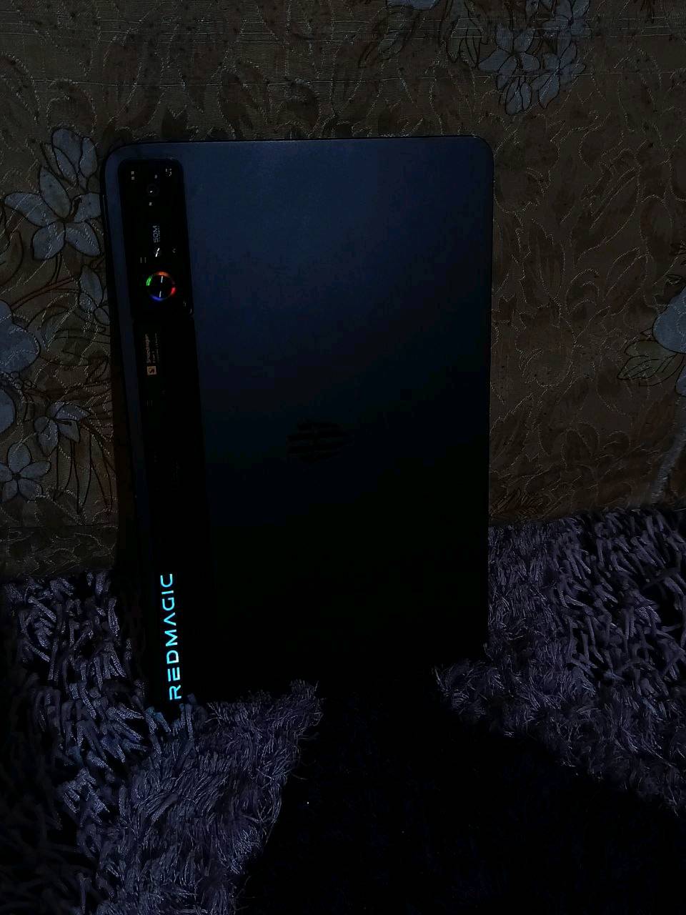 سلام عليكم ايباد ريد ماجك 
1-الشاشه 144 هيرتز 
2-البطاريه 1100 شحن سريع ربع ساعه يشحن فول
3-معالج سناب دراكون 8 اخر جيل 
4-مروحه تبريد 
5-رامات 12
6-التخزين 256
7-ما بدل بي اي شي وشرط نروح لمصلح يله تشتري فقط كارتونته ضايعه 
8-الشاشه ولا زلق بيها 
9-بس بي بل حافه طخه خفيف ما مبين 
9-رايده ب٧٠٠ وبي مجال او مراوس مكاني البصره