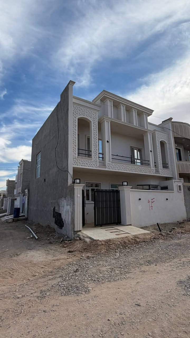 السلام عليكم

دار للبيع في الديوم التوحيد 

المساحه ١٠٠ متر مربع 10x10 ركن 

سنة البناء : ٢٠٢٤ الدار جديد مسكون سنه واحده فقط 

يتكون من : 3 غرف نوم +صالة +اسقبال + مطبخ 

للاستفسار اكثر مراجعة مكتب عقارات و مقاولات السردام 

***********
