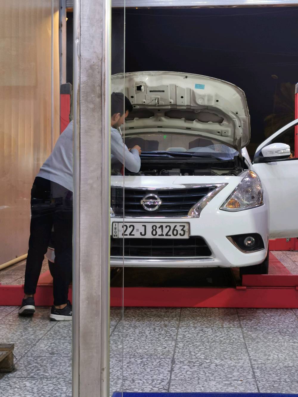 سيارة نيسان صني لونها أبيض، السيارة فيها بعض التعديلات في الجهة اليمنى الخلفية مثل صبغ الباب والجامعة الخلفية وتكمه غير مفحوصة. السيارة حالياً على الرافعة للتصليح ولمتابعة الفحوصات المطلوبة. مناسبة للاستخدام الشخصي اليومي، ورقمها واضح بالصور. لمزيد من التفاصيل أو المساومة يمكن التواصل معي مباشرة.