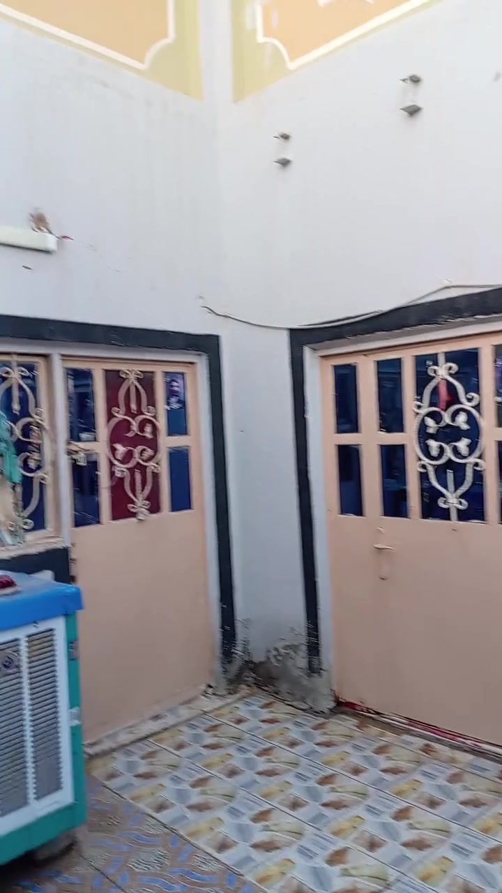 السلام عليكم دار للبيع في حي صناعي بكاع الحلو زراعي مساحة ١٨٠ يتكون من غرفتين وصالة ومطبخ وستقبال وصحيات كامل مكمل جاهز من كلشي ماي وكهربا ومجاري بناء بلوك السقف عكادة السطح فرشي للاستفسار***********
